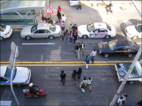무단횡단하고 있는 시민들(자료사진).